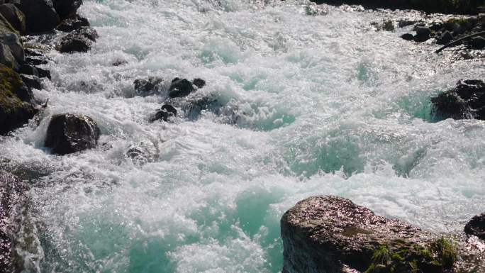 4k水流河流小溪小河流淌山泉水