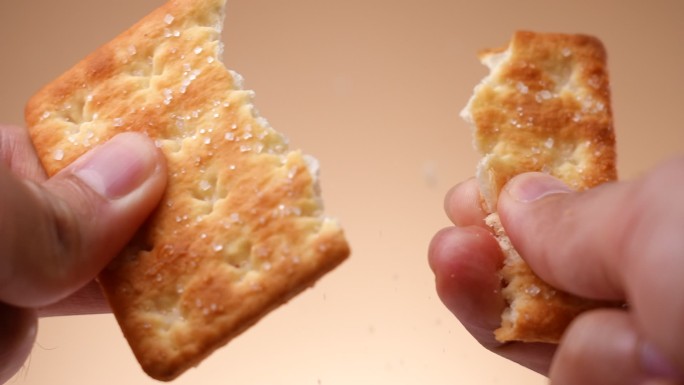 用慢动作打破饼干搬开饼干升格镜头饼干碎屑