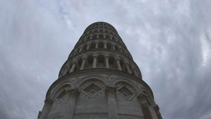 比萨斜塔，意大利旅游目的地。钟楼位于比萨大教堂后面。