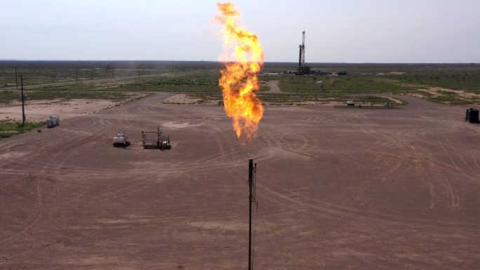 新墨西哥州水力压裂钻机的空中无人机剪辑，气体燃烧