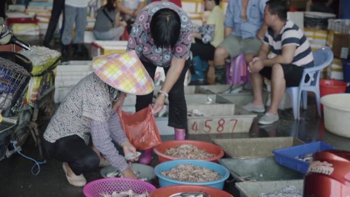 疫情前县城农贸海鲜市场在摊位上卖海鲜