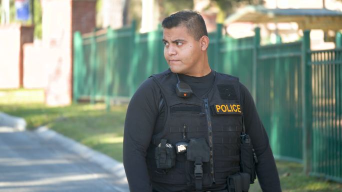 拉美裔警官走进社区