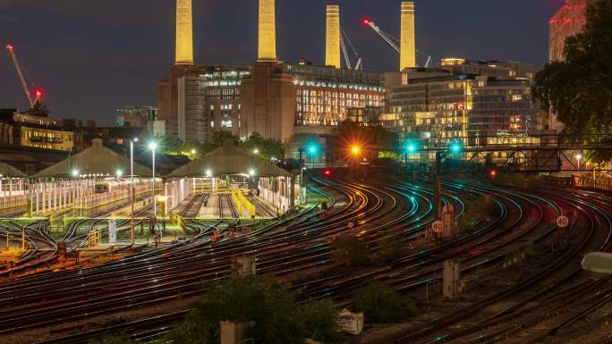 黄昏时英国伦敦巴特西发电站和火车站视图-4k延时（放大）