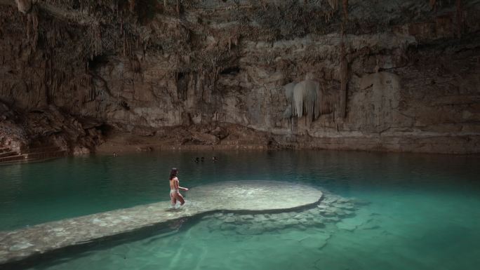 墨西哥尤卡坦半岛，一名妇女站在一座灰岩中