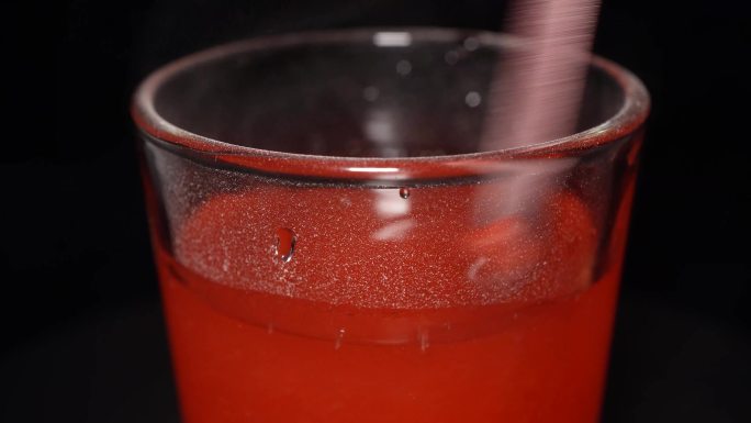 草莓果汁樱桃果汁玻璃杯清水冲泡