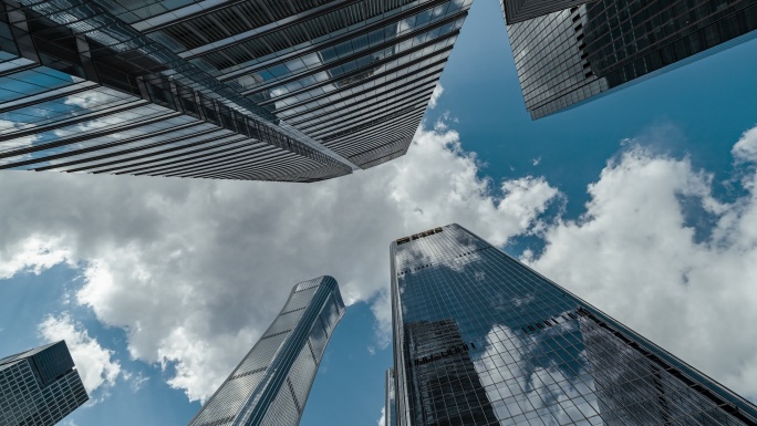 T/L PAN：高层企业建筑、摩天大楼和天空的低角度视图