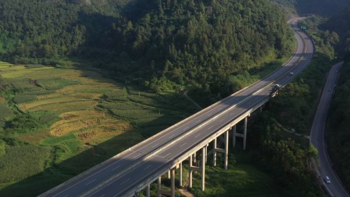 喀斯特岩溶地貌山区里的高速公路高架桥
