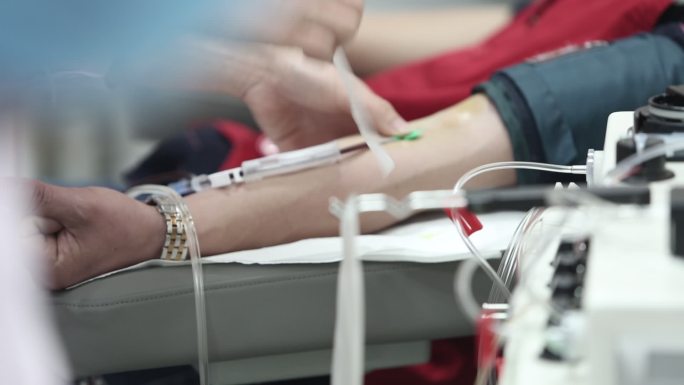 护士采集献血志愿者捐献造血干细胞血液流动