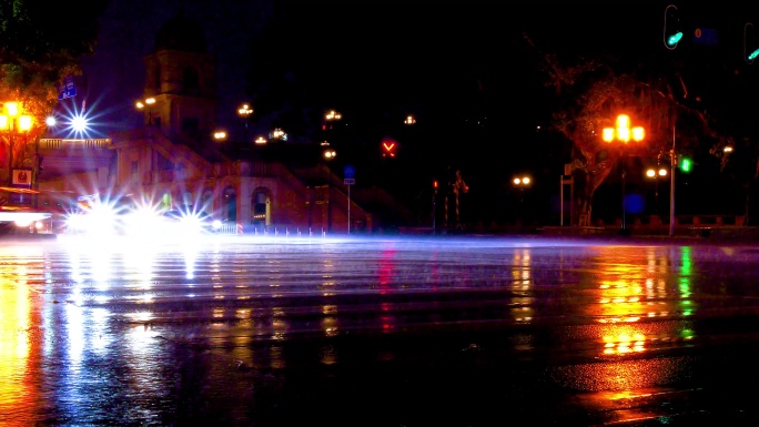 下雨的街道 十字路口夜晚延时 雨后霓虹