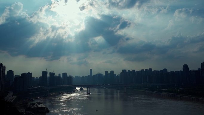 乌云下的重庆长江大桥