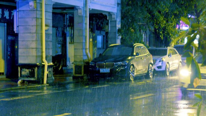 下雨天警车大雨中奔驰的汽车雨中忙碌的车流