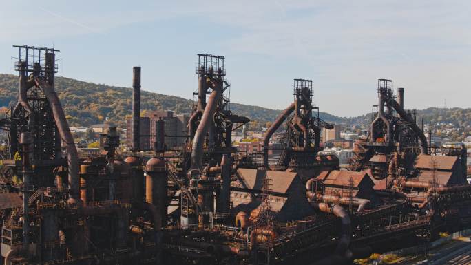 SteelStacks-宾夕法尼亚州伯利恒历史悠久的废弃钢铁厂。空中无人机视频，具有电影般复杂的向后