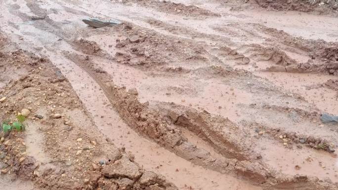 基建工地下雨建筑暴雨中的建筑机械雨天停工