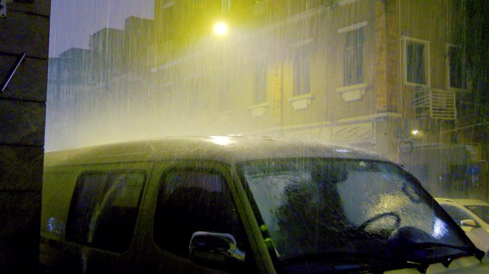 下雨天的路上被暴雨淋的汽车 大雨下的汽车