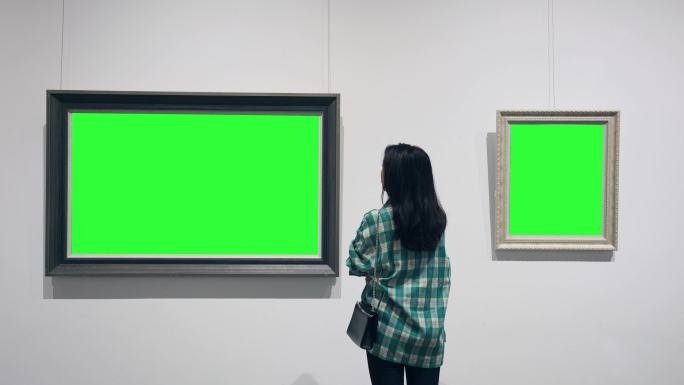 看画展的女人广告绿色屏幕实拍