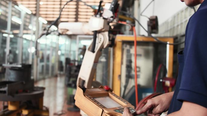 智能工业机器人手臂是数字工厂生产技术的焊接测试运行程序