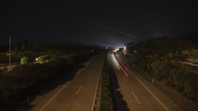 月夜星空下桂林高速公路上的车流