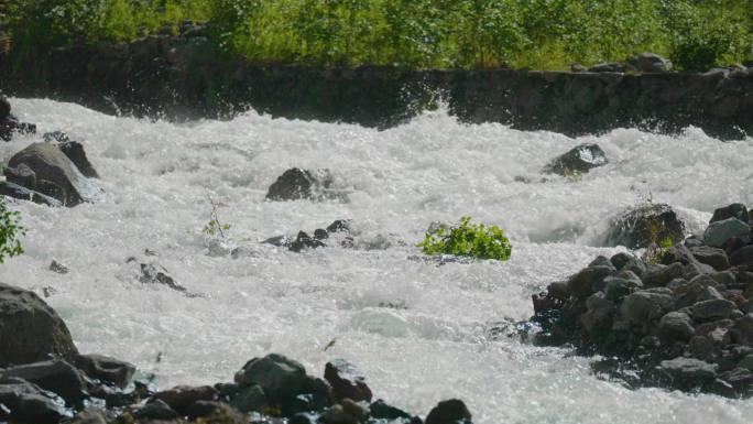 4k水流河流小溪小河流淌山泉水