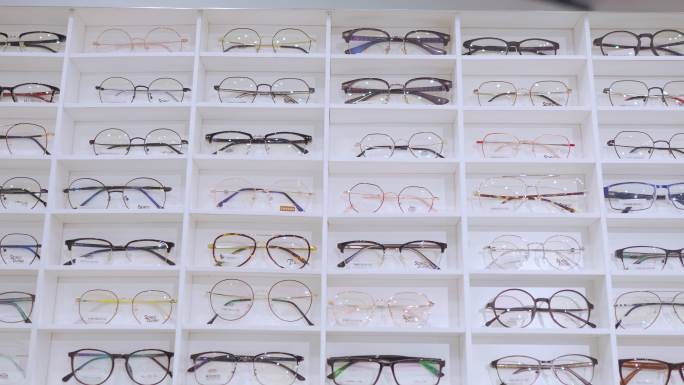 眼镜店货架上陈列着各种眼镜架