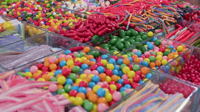 各种果冻色糖果和彩色口香糖球作为背景