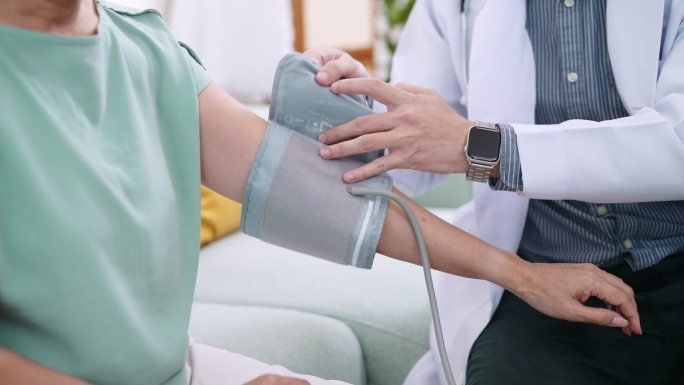 在家测量血压养老医保老年人