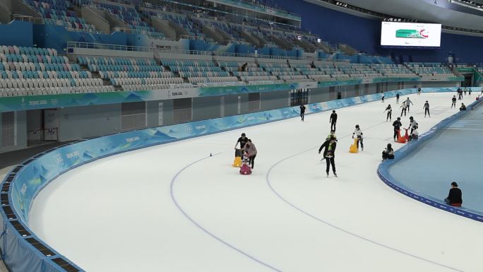 国家速滑馆内游客在冰道上悠闲地滑冰