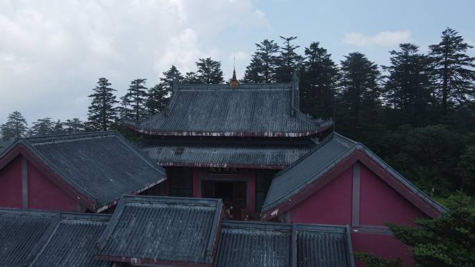 峨眉山灵觉寺侧飞