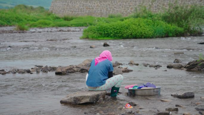 农妇在河边洗衣服