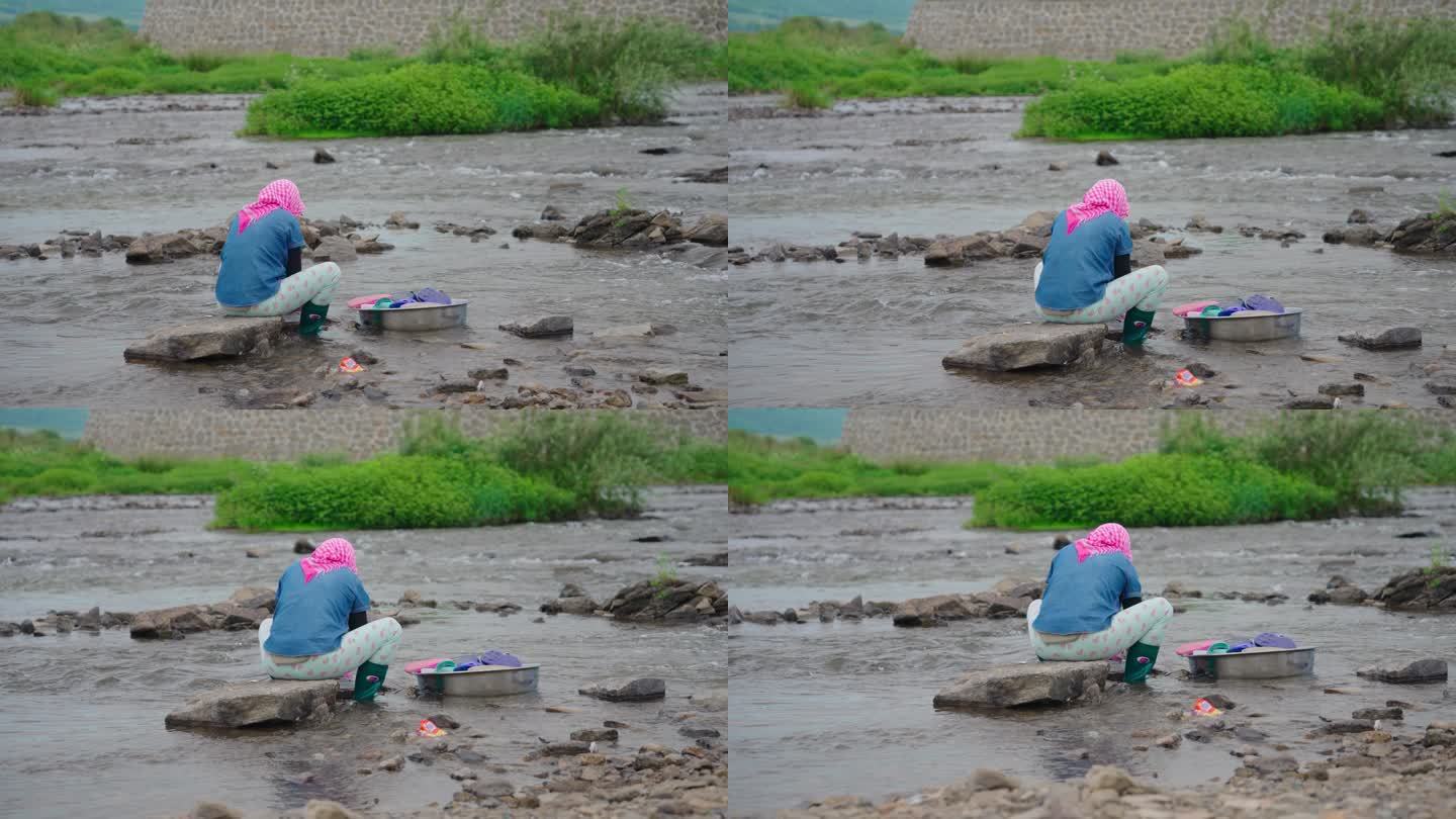 农妇在河边洗衣服