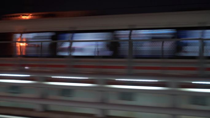 晚上动车高铁行驶镜头夜间火车快速行驶地铁