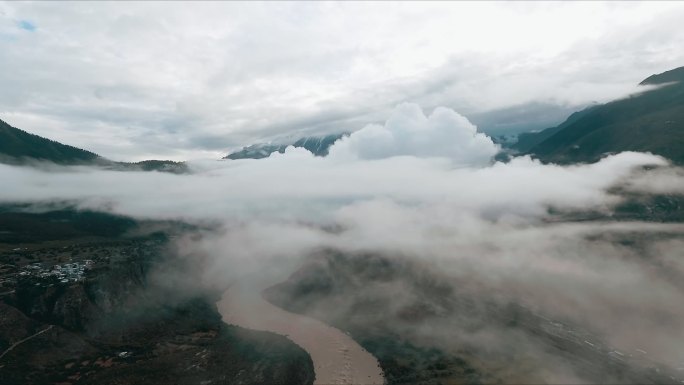 西藏波密 雅鲁藏布大峡谷 清晨 航拍穿云