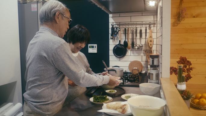 老夫妇在厨房里做Toshikoshi荞麦面
