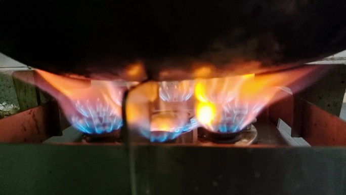 煤气灶炉子红火焰煤气质量差燃烧不充分红火