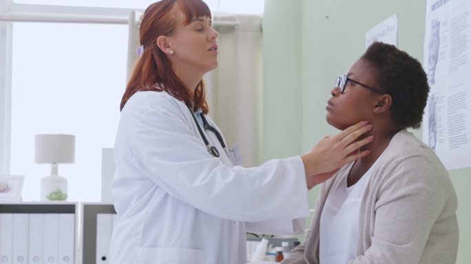 一名女医生在会诊期间检查一名女性喉咙的4k视频片段