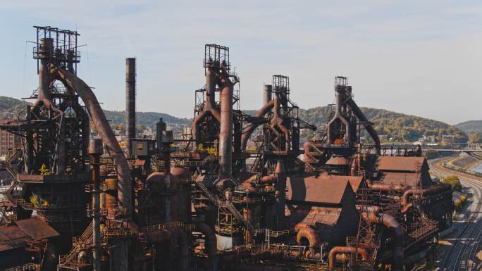 SteelStacks-宾夕法尼亚州伯利恒历史悠久的废弃金属工厂。空中无人机视频与平移摄像机的运动。