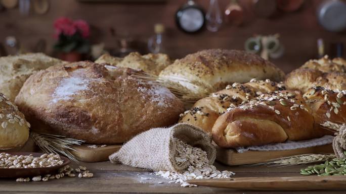 慢镜头中一组新鲜面包和烘焙食品的全景特写。手工面包店