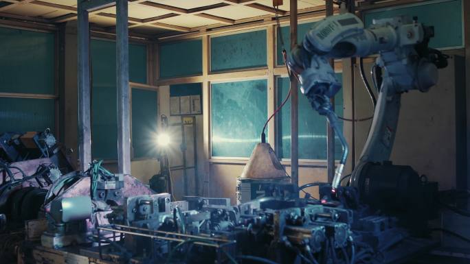 4k工业机器人手臂在工厂焊接汽车零件，自动工作。技术和工业概念。