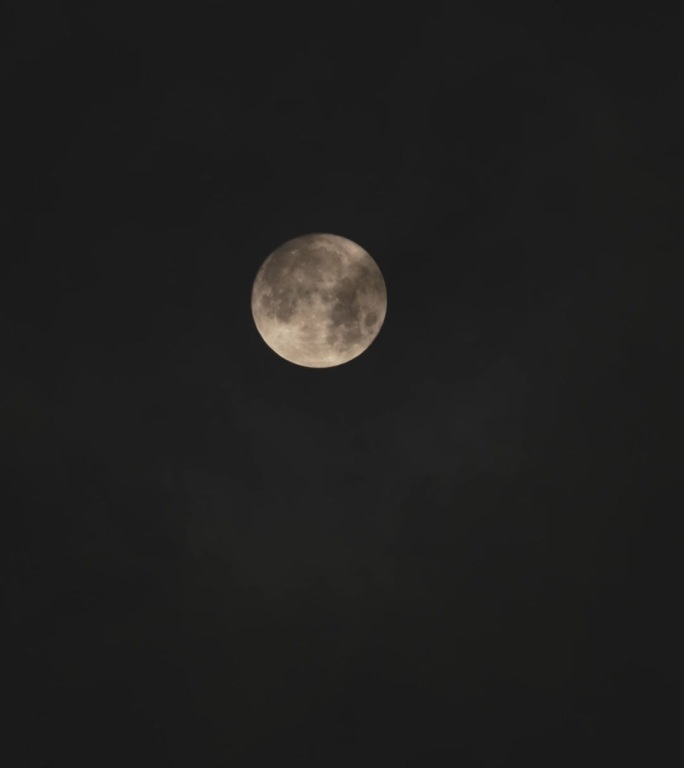 月圆之夜 中秋 夜黑风高 月亮云层流动