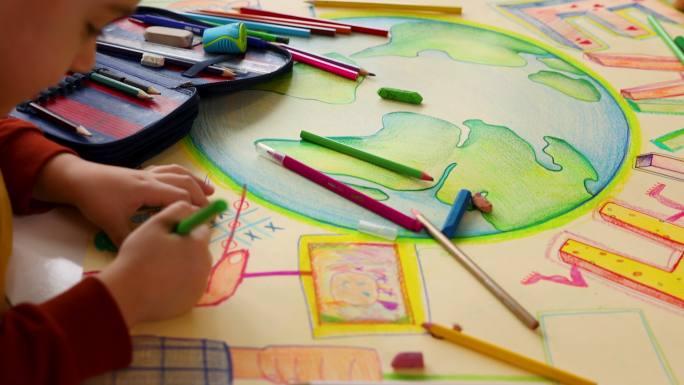 儿童画地球并着色的特写，以提高可持续性的重要性