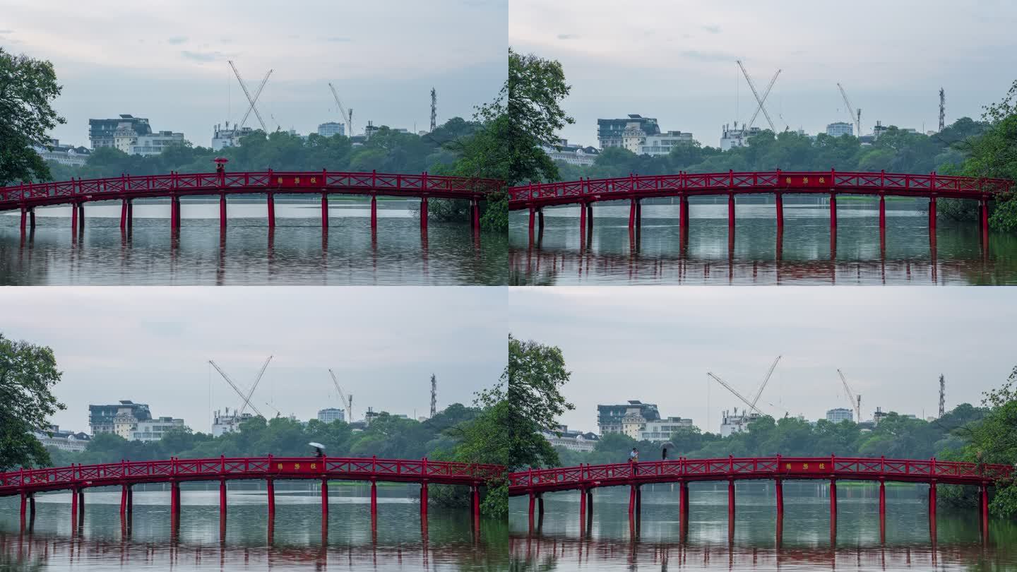越南河内Hoan Kiem湖上的Huc桥红桥和蓝天风景区的移动人的时间推移