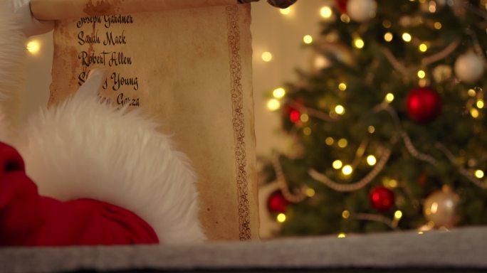 圣诞老人长着真正的白胡子，穿着传统的红白套装，戴着圆眼镜，微笑着坐在椅子上，手里拿着一张孩子们的愿望