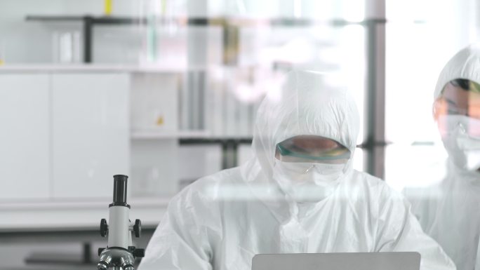 新冠肺炎：疫苗无菌室生化试验科研人员