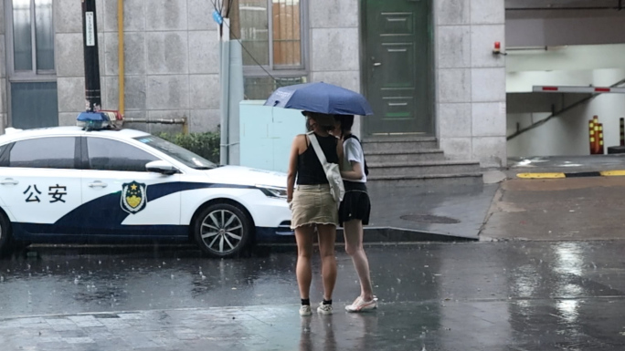 雨天出行、打伞的人