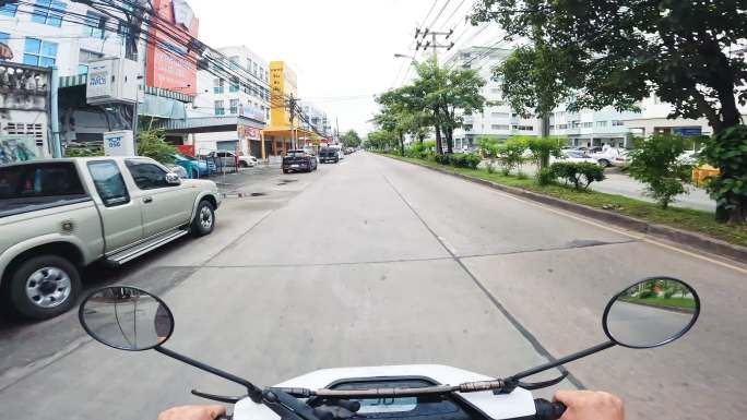 POV：在曼谷路骑电动摩托车。