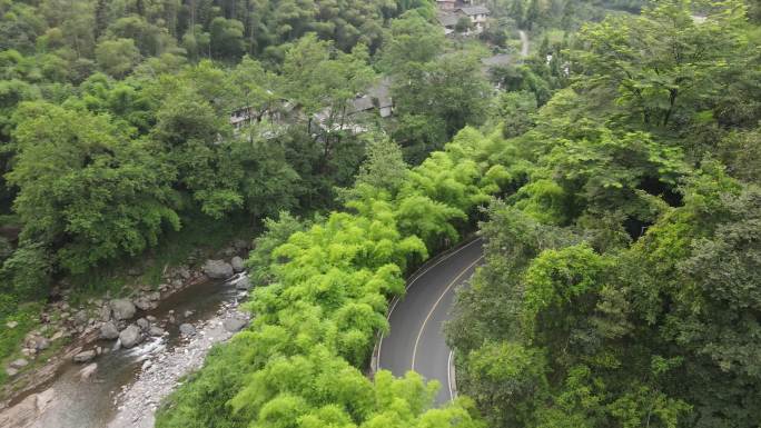 峨眉山石船旁公路