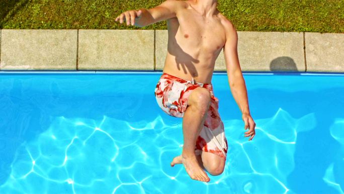 SLO-MO-CS男子在游泳池中做后空翻