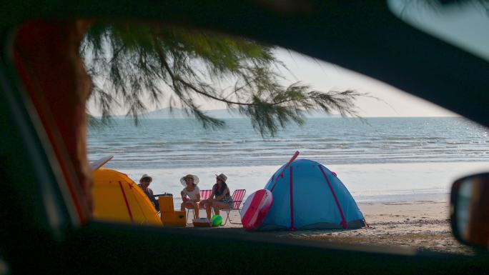 露营车沙滩玩耍帐篷美女