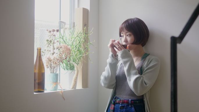 年轻女性日本成年人喝咖啡和沉思
