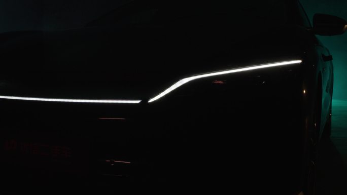黑暗中汽车大灯亮起冲向镜头