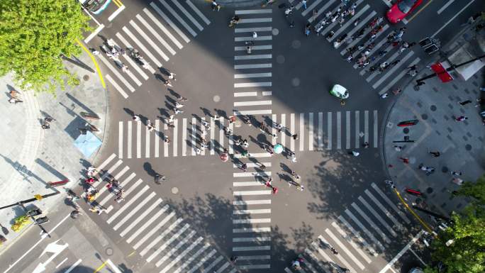 城市街道交叉口人来人往人口增长